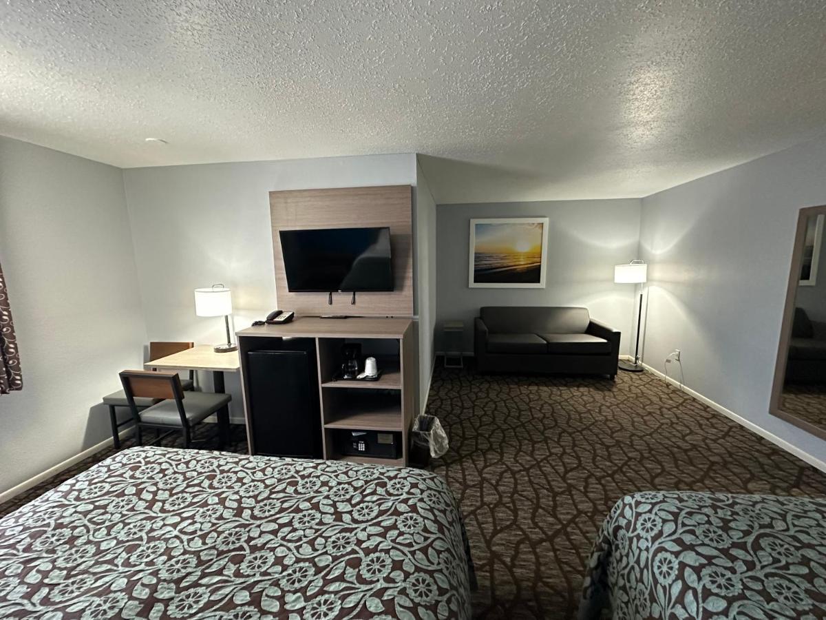 Baymont By Wyndham Manistee Hotel Eksteriør billede
